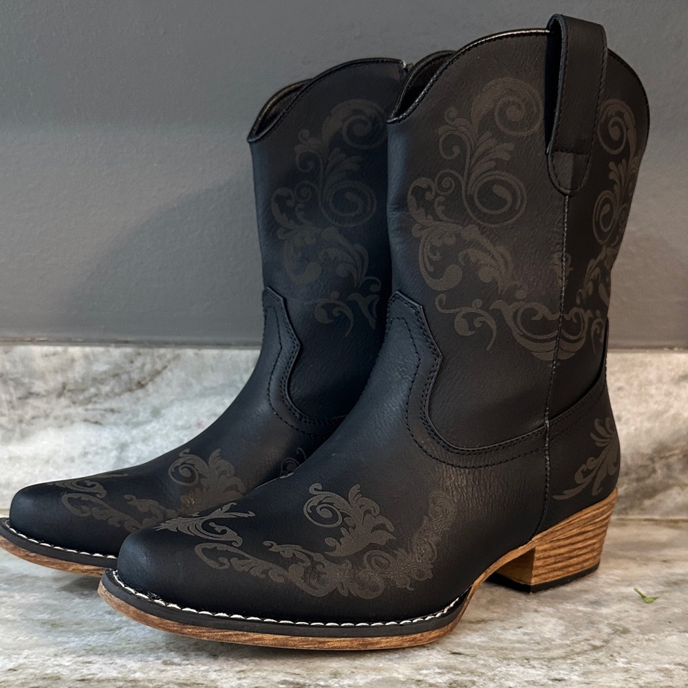 8 1/2 Dream Paris Black Western Boots Zip Up Sides Mid Calf Length